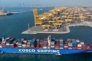 Navire porte-conteneurs Cosco Shipping Lines de Chine au port de Jebel Ali à Dubaï.