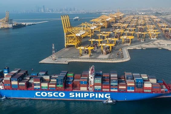 Navire porte-conteneurs Cosco Shipping Lines de Chine au port de Jebel Ali à Dubaï.