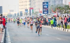 Coureurs et gagnants du marathon à Dubaï.