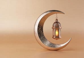 Croissant décoratif avec une lampe lumineuse de Ramadan.