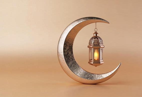 Croissant décoratif avec une lampe lumineuse de Ramadan.