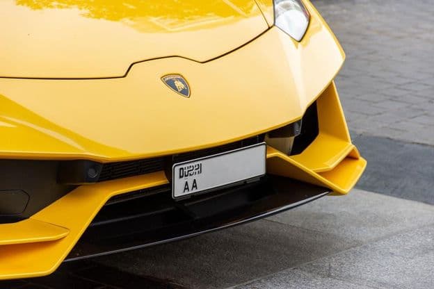 Gros plan du logo Lamborghini sur le devant de la voiture.