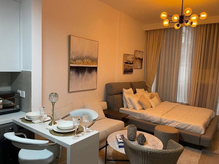 JVC, Dubaï, chambre avec équipements intelligents pour un cadre de vie paisible.