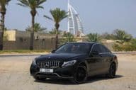 Mercedes Benz C300 garée à l'extérieur dans la ville de Dubai.