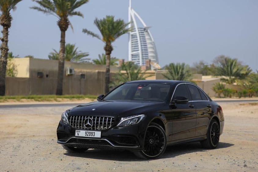 Mercedes Benz C300 garée à l'extérieur dans la ville de Dubai.