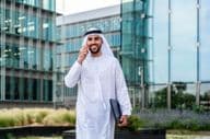Homme d'affaires arabe musulman marchant dans le centre d'affaires de Dubaï.