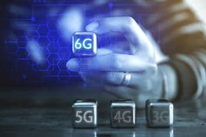 Un jeune homme d'affaires utilisant une sphère en acier cubique, avec la légende : 6G.