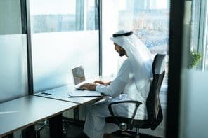 Un homme travaillant dans un bureau d'affaires à Dubaï.