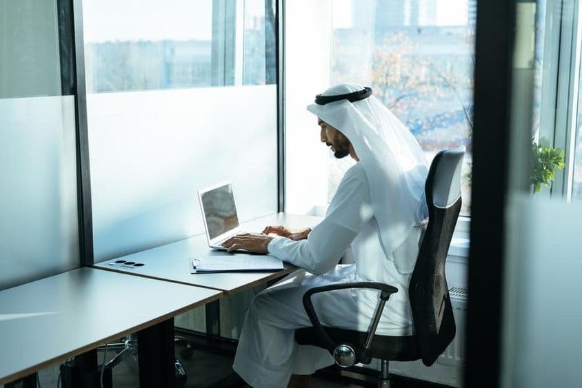 Un homme travaillant dans un bureau d'affaires à Dubaï.