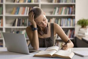 Jeune fille gauchère lycéenne se prépare à l'entrée universitaire.