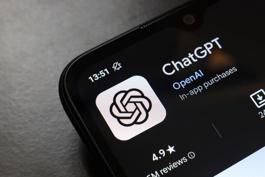 Le logo de l'application ChatGPT affiché sur l'écran d'un smartphone.