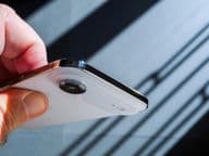 Une main tenant le nouveau smartphone Apple iPhone Air.