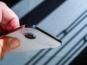 Une main tenant le nouveau smartphone Apple iPhone Air.