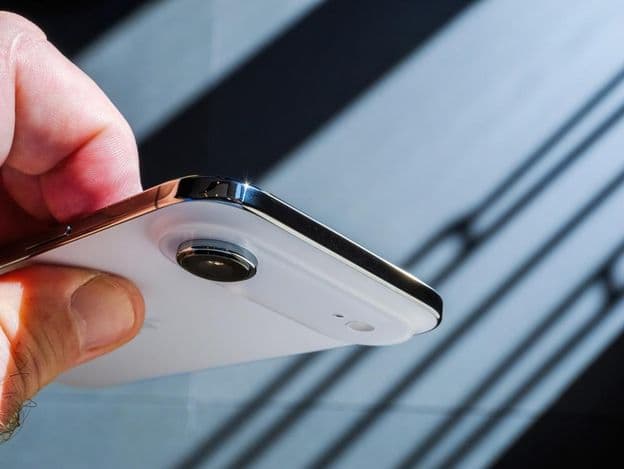 Une main tenant le nouveau smartphone Apple iPhone Air.