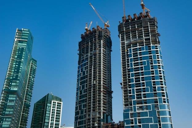 Complexe d'appartements moderne en cours de construction au bord de la mer.