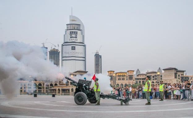 Tir de canon au coucher du soleil pendant le mois de Ramadan.
