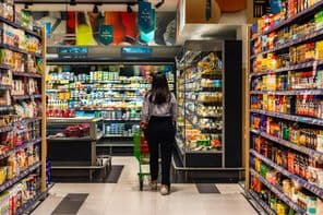 Une jeune femme faisant ses courses au supermarché Lulu.