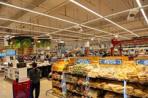 Supermarché Carrefour dans le centre commercial Mall of the Emirates à Dubaï.