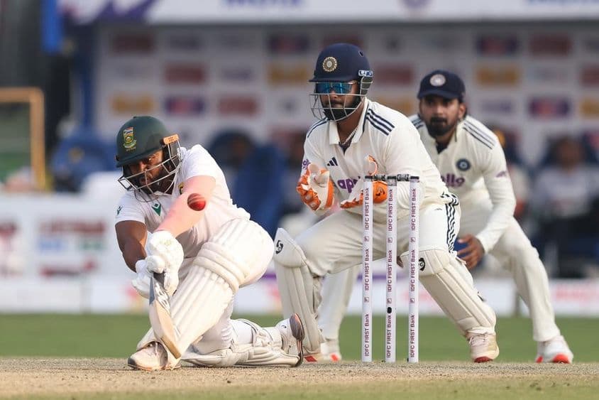 Joueurs de cricket sur le terrain.