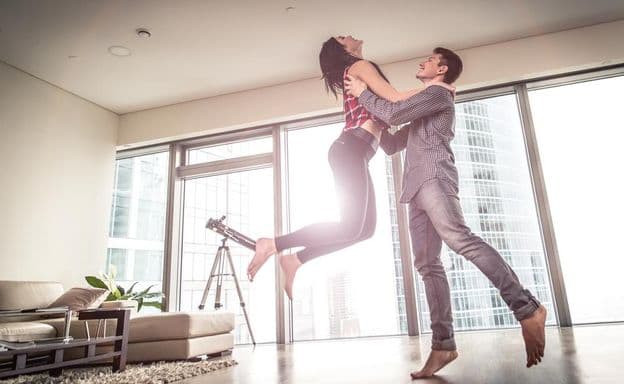 Couple heureux emménageant dans un nouvel appartement.