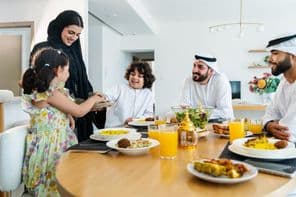 Famille arabe heureuse réunie chez elle après le dîner pendant le Ramadan.
