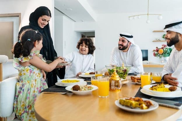 Famille arabe heureuse réunie chez elle après le dîner pendant le Ramadan.
