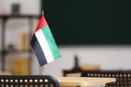 Le drapeau des Émirats Arabes Unis sur un bureau en classe