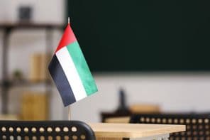 Le drapeau des Émirats Arabes Unis sur un bureau en classe