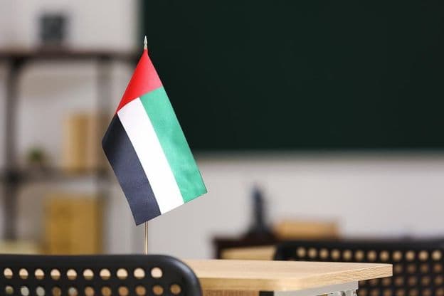 Le drapeau des Émirats Arabes Unis sur un bureau en classe