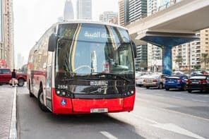 Bus Volvo opérant à Dubaï.