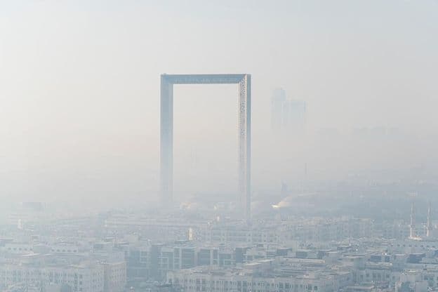 Panorama impressionnant du plus grand cadre doré au monde à Dubaï.