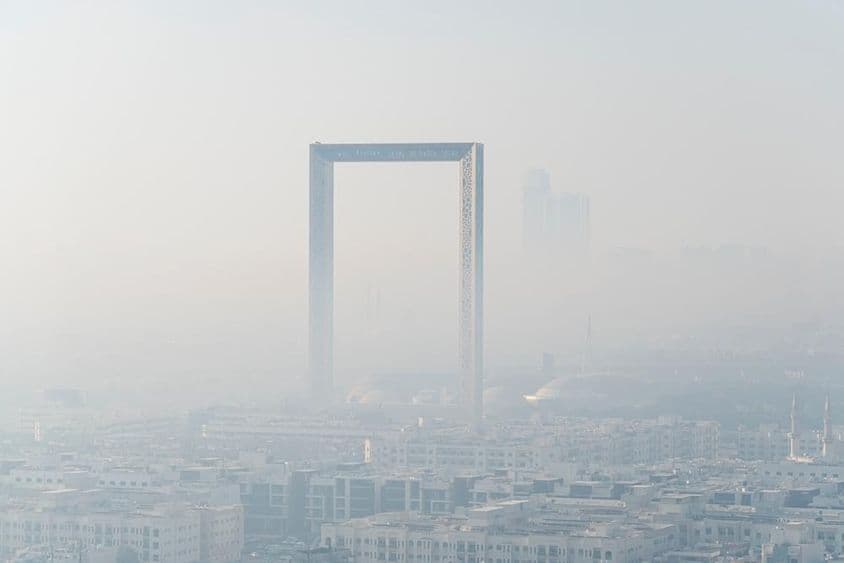 Panorama impressionnant du plus grand cadre doré au monde à Dubaï.