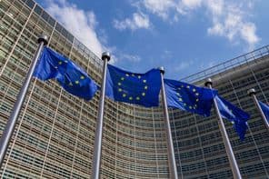 Drapeaux de l'UE flottant au vent.