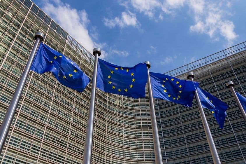 Drapeaux de l'UE flottant au vent.