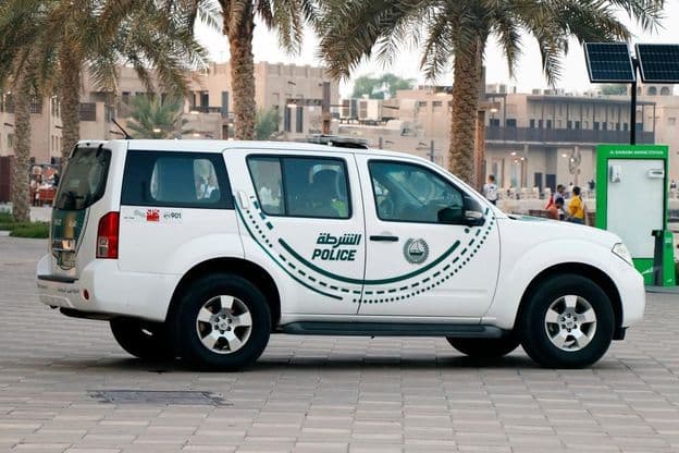 Voiture de police de Dubaï en mouvement.