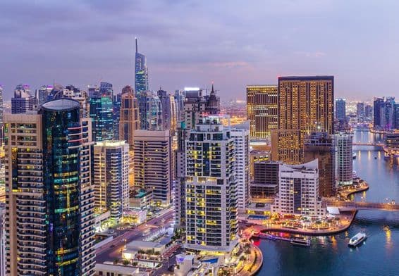 Vue aérienne d'une intersection autoroutière à Dubaï.
