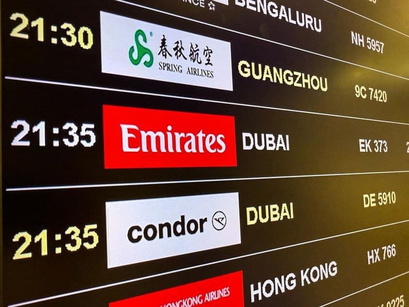 Un tableau des départs à l'aéroport.