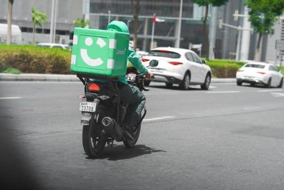 Capitaine Careem livrant de la nourriture à moto à Dubaï.
