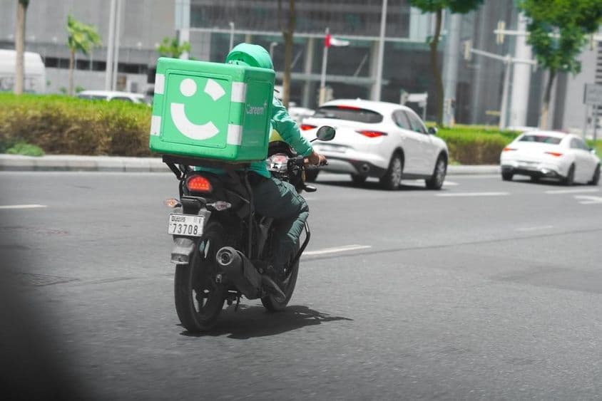 Capitaine Careem livrant de la nourriture à moto à Dubaï.