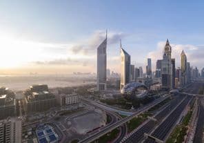 Sheikh Zayed Road avec skyline de Dubaï au lever du soleil.
