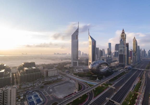 Sheikh Zayed Road avec skyline de Dubaï au lever du soleil.