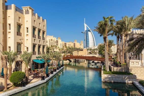 Architecture arabe traditionnelle et voies navigables au complexe Madinat Jumeirah