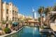 Architecture arabe traditionnelle et voies navigables au complexe Madinat Jumeirah
