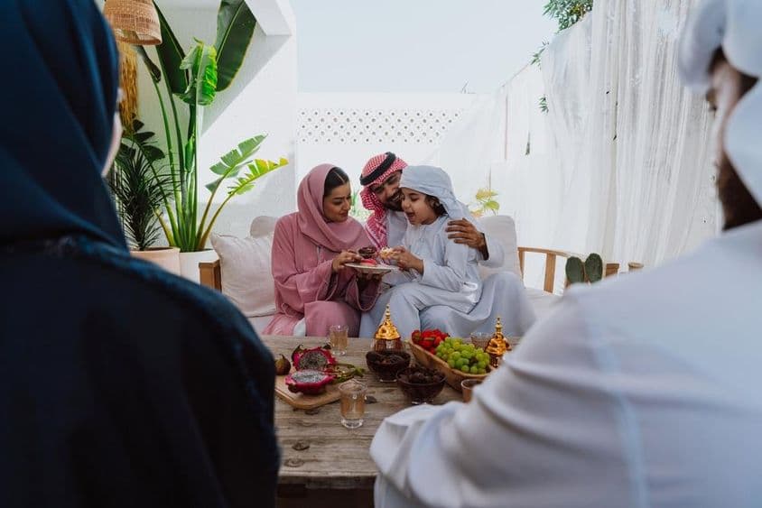 Famille musulmane à la maison.