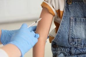 Une jeune fille recevant un vaccin.