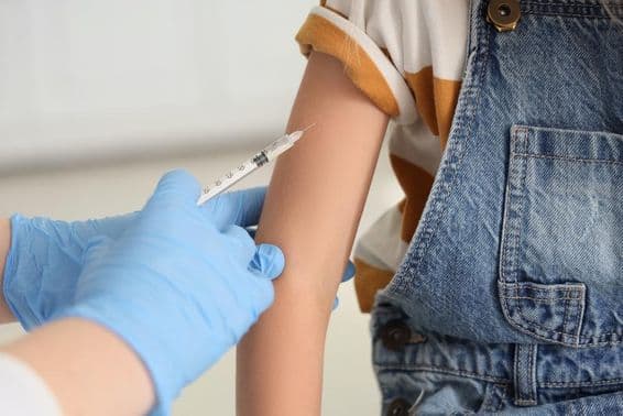 Une jeune fille recevant un vaccin.