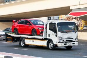 Tracteur blanc Isuzu Reward NPR.