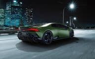 Un Lamborghini Huracan vert foncé mat