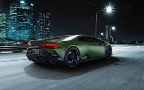 Un Lamborghini Huracan vert foncé mat
