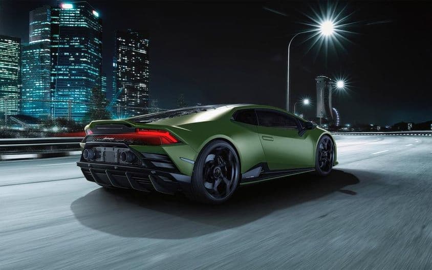 Un Lamborghini Huracan vert foncé mat